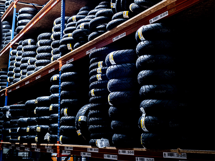 gestapelte Reifen in verschiedenen Regalen in einer Lagerhalle